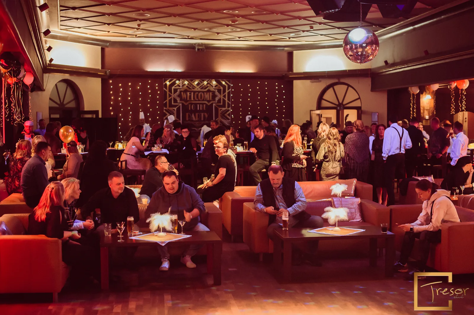 Firemní večírek ve stylu Gatsbyho — loungové sezení a nápis Welcome to the party