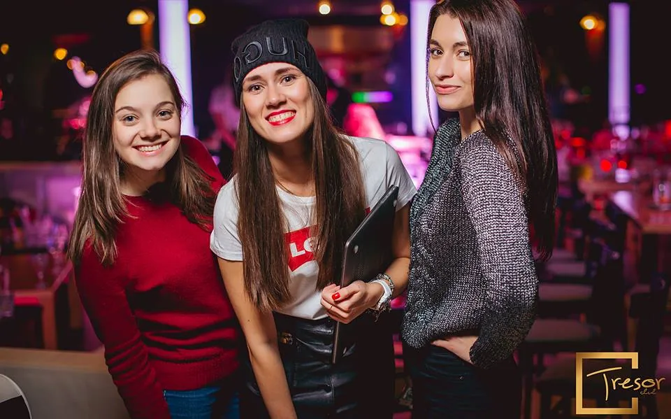Hosté u stolu v sále